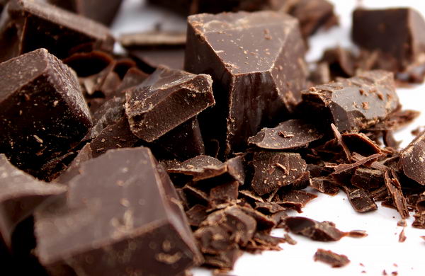 Обломки бруска шоколада
